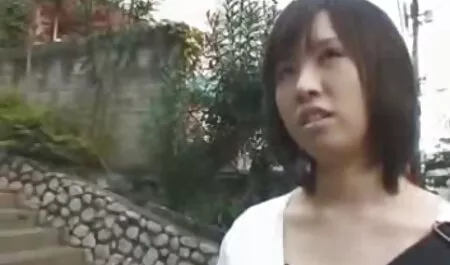 Một cô gai nhat ban dit nhau gái giữa hai người