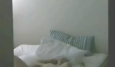 Hai phụ nữ da đen đang bị kéo vào trong hồ bơi. phim sex gai gia nhat ban