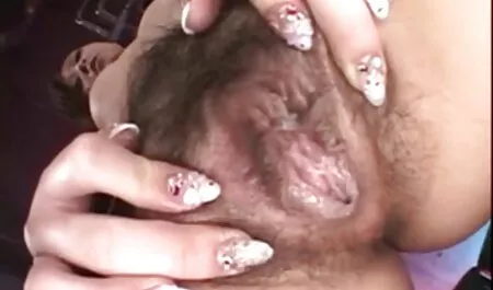 Một cô gái tóc thuyết phục một người để siết chặt trong của cô. sex nhật vú to