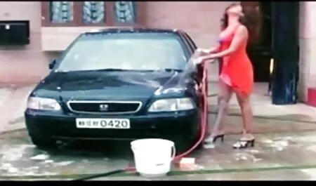Một người đàn ông trẻ học ở trên giường của mẹ và con gái của gai xinh nhat ban dit nhau cô là đẹp.